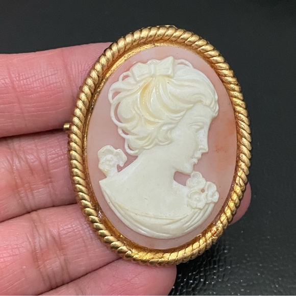 Vintage Unsigned Pink Lady Cameo Gold-tone Victorian Revival Brooch - Picture 6 of 10